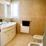 Bright Spacious 3 Bed بيت للعطل