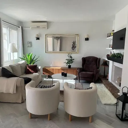 Bright Spacious 3 Bed بيت للعطل